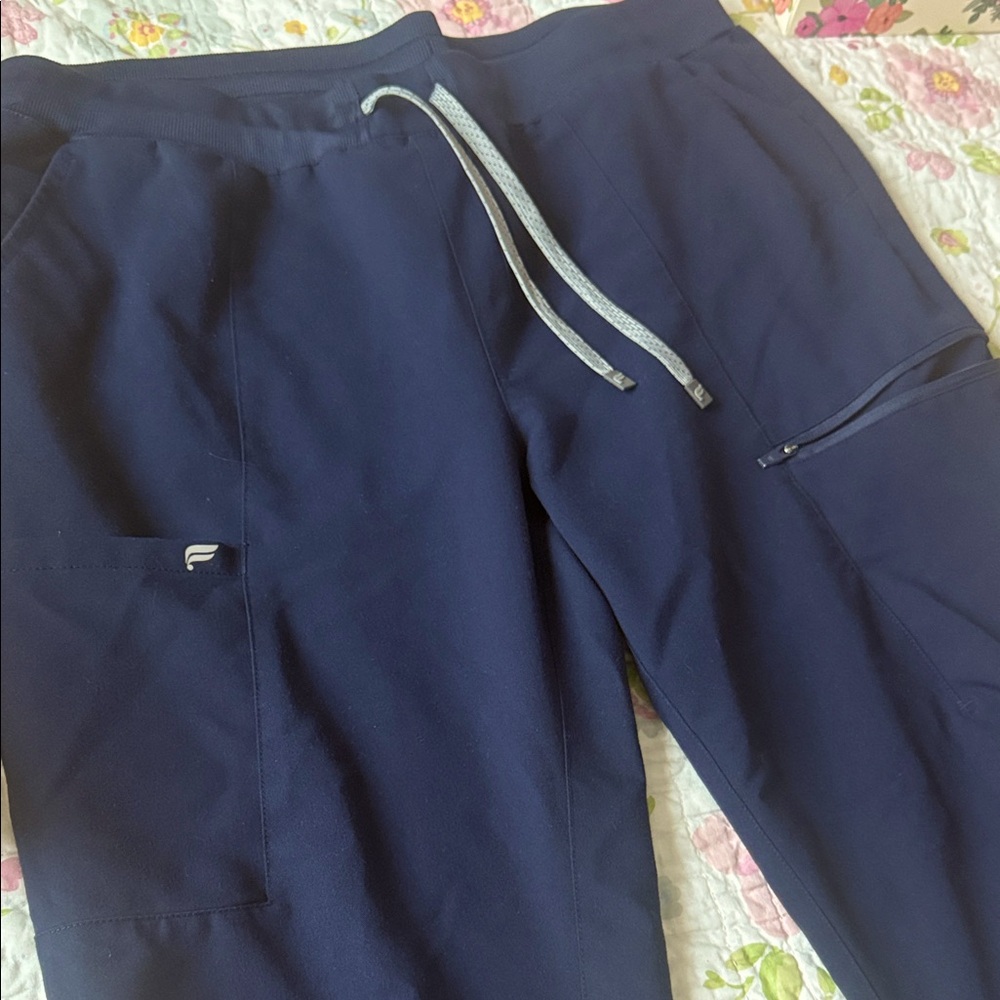 Woman’s Navy Jogger Pants by Fabletics. Comfortable scrub pants.